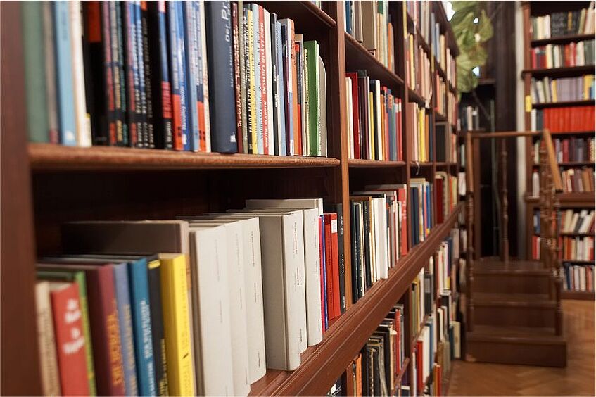 Foto einer Bücherregalreihe in einer Bibliothek.