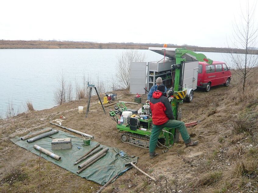 Aufgebaute Ausrüstung neben einem See.